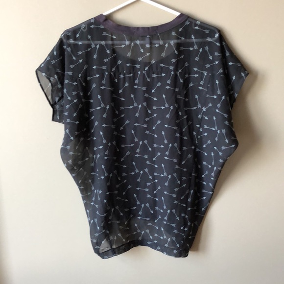 BCBG Generation 👚 Grey Arrow Pattern Flowy Top - Picture 3 of 3